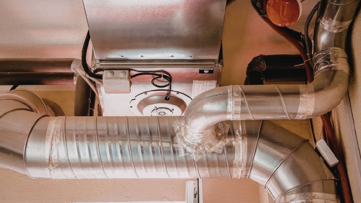 A hűtőteljesítmény-egyensúly az épületben és a HVAC-rendszer kiválasztása egy modern irodaház példáján, szellőző- és légkondicionáló berendezéssel
