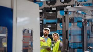 Edge computing w zakładzie przemysłowym – lokalne przetwarzanie danych przy maszynach i systemach sterowania