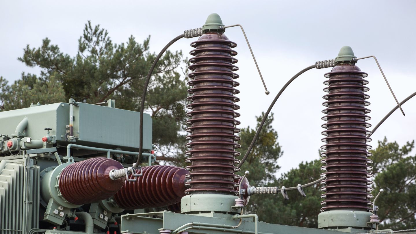 Stacja transformatorowa SN/nN w infrastrukturze obiektu przemysłowego z transformatorem i rozdzielnicą energii