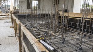 Kontrola jakości robót według EN 13670 przy wykonywaniu konstrukcji betonowej na budowie